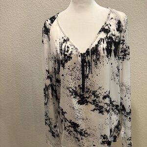 Buffalo by David Button ladies black and white abstract blouse, size Large